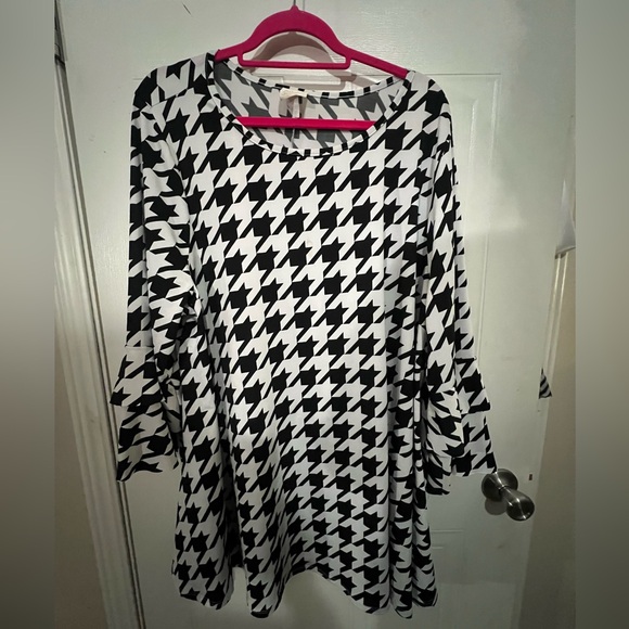 Zadie B'S Tops - Zadie B’s Black and White Houndstooth Top